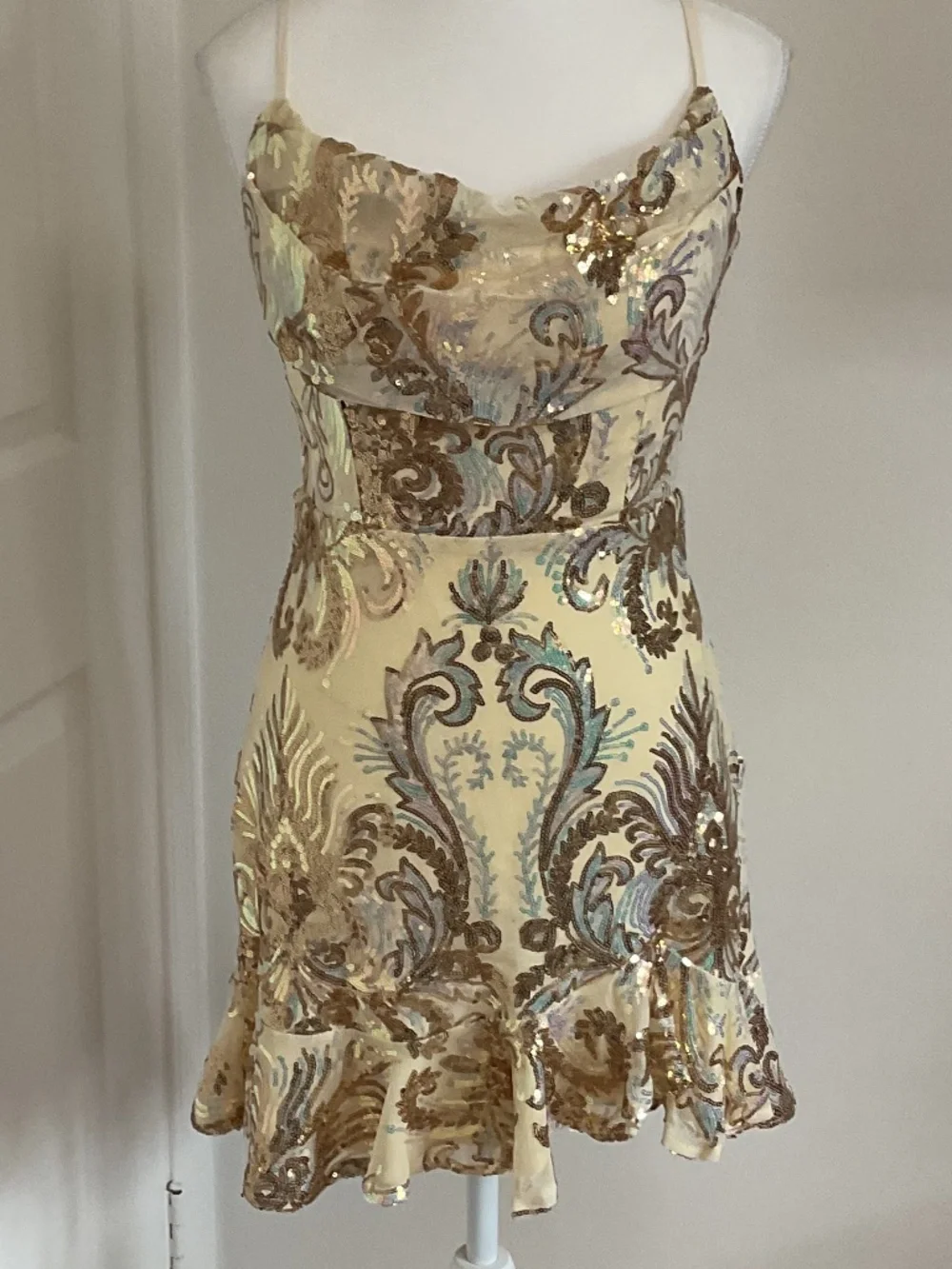 🤩One and Only Sequin Embellished Scoop Neck Ruffle Hem Mini Dress Gold - size L - Picture 3 of 8